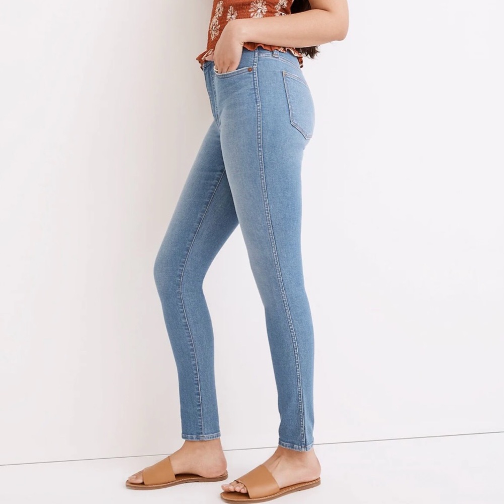 Madewell 10" High-Rise Skinny Jeans in Ferndale Wash - Picture 2 of 15